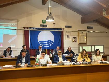 La Bandiera Blu per la prima volta a Formia: ieri esposta nella sala 