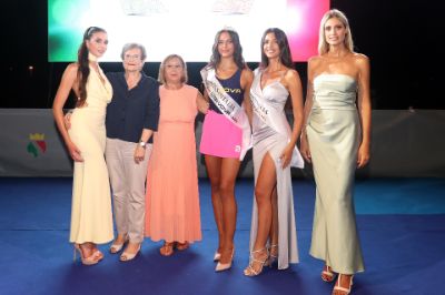 Foto di gruppo con al centro l'Assessore alla Cultura e alla Pubblica Istruzione Luigia Bonelli