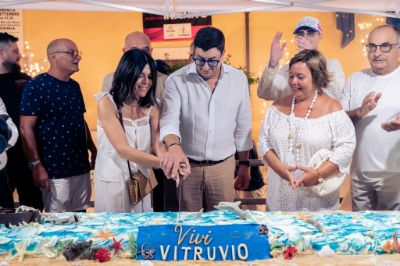 Il Sindaco Gianluca Taddeo con l'Assessore alle Attività Produttive Francesca Di Rocco e con la vicepresidente dell'associazione commercianti Stefania Riccardelli