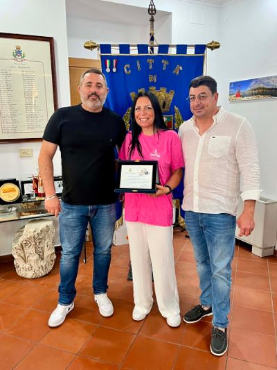 Il Sindaco Gianluca Taddeo e l'assessore allo Sport Fabio Papa con la ciclista Annamaria Scafetta