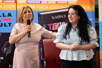 L'assessore alla Cultura e alla Pubblica Istruzione Luigia Bonelli con la scrittrice Karim B.