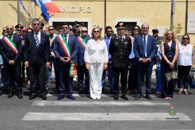 Autorità davanti il palazzo Comunale