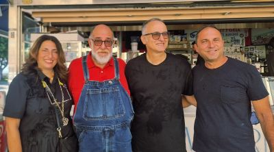 L'oste Giorgione insieme al Vicesindaco Giovanni Valerio (a destra) e a Laura De Fabritiis e Pasquale Marino, dell'associazione LiberAutismo
