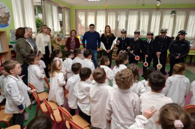Gli agenti della Polizia Locale con la dirigente Giuseppina Sciarra, insieme al Sindaco Gianluca Taddeo, all'assessore Luigia Bonelli, alla dirigente scolastica Immacolata Picone e alle maestre