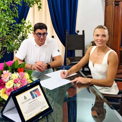 Il Sindaco Gianluca Taddeo e la triplista azzurra Dariya Derkach 