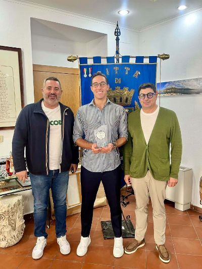 Luca Rossini insieme al Sindaco Gianluca Taddeo e all'assessore allo Sport Fabio Papa
