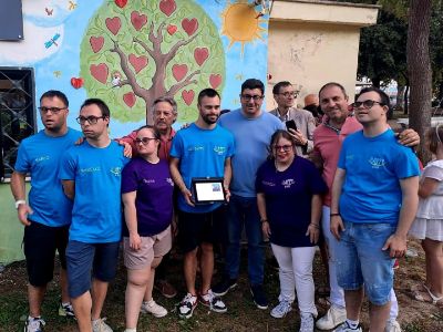 il_sindaco_gianluca_taddeo_e_lassessore_giovanni_valerio_con_i_ragazzi_dellhappy_bar