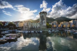 22 Torre di Mola e il suo riflesso di giorno