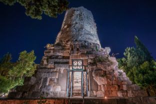 27 Tomba di Cicerone di notte