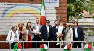 Il Sindaco Gianluca Taddeo e il presidente del Centro Socio Culturale di Trivio Luigi Saraniero con la famiglia del Prof. Valentino Cardillo