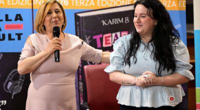 L'assessore alla Cultura e alla Pubblica Istruzione Luigia Bonelli con la scrittrice Karim B.