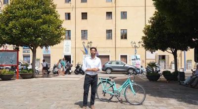 L'attore Gabriele Filosa con la e-bike