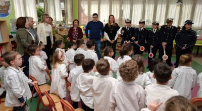 Gli agenti della Polizia Locale con la dirigente Giuseppina Sciarra, insieme al Sindaco Gianluca Taddeo, all'assessore Luigia Bonelli, alla dirigente scolastica Immacolata Picone e alle maestre