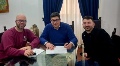 Il Sindaco Gianluca Taddeo con il delegato locale di Slow Food Stefano Cicione e il presidente dell'associazione Fabrizio Pellegrino