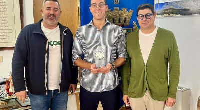Luca Rossini insieme al Sindaco Gianluca Taddeo e all'assessore allo Sport Fabio Papa