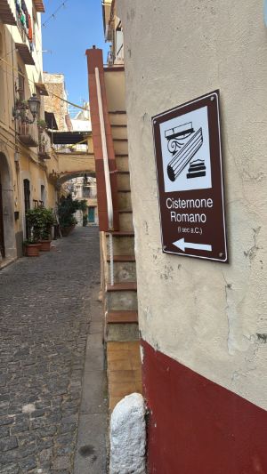 La tabellonistica del Cisternone Romano nel borgo di Castellone
