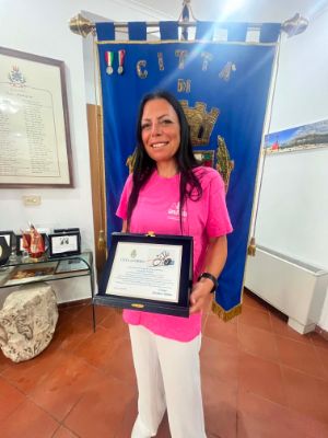 Annamaria Scafetta con la targa