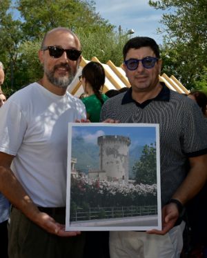Il sindaco Gianluca Taddeo con il fotografo della mostra Antonio Di Cecco
